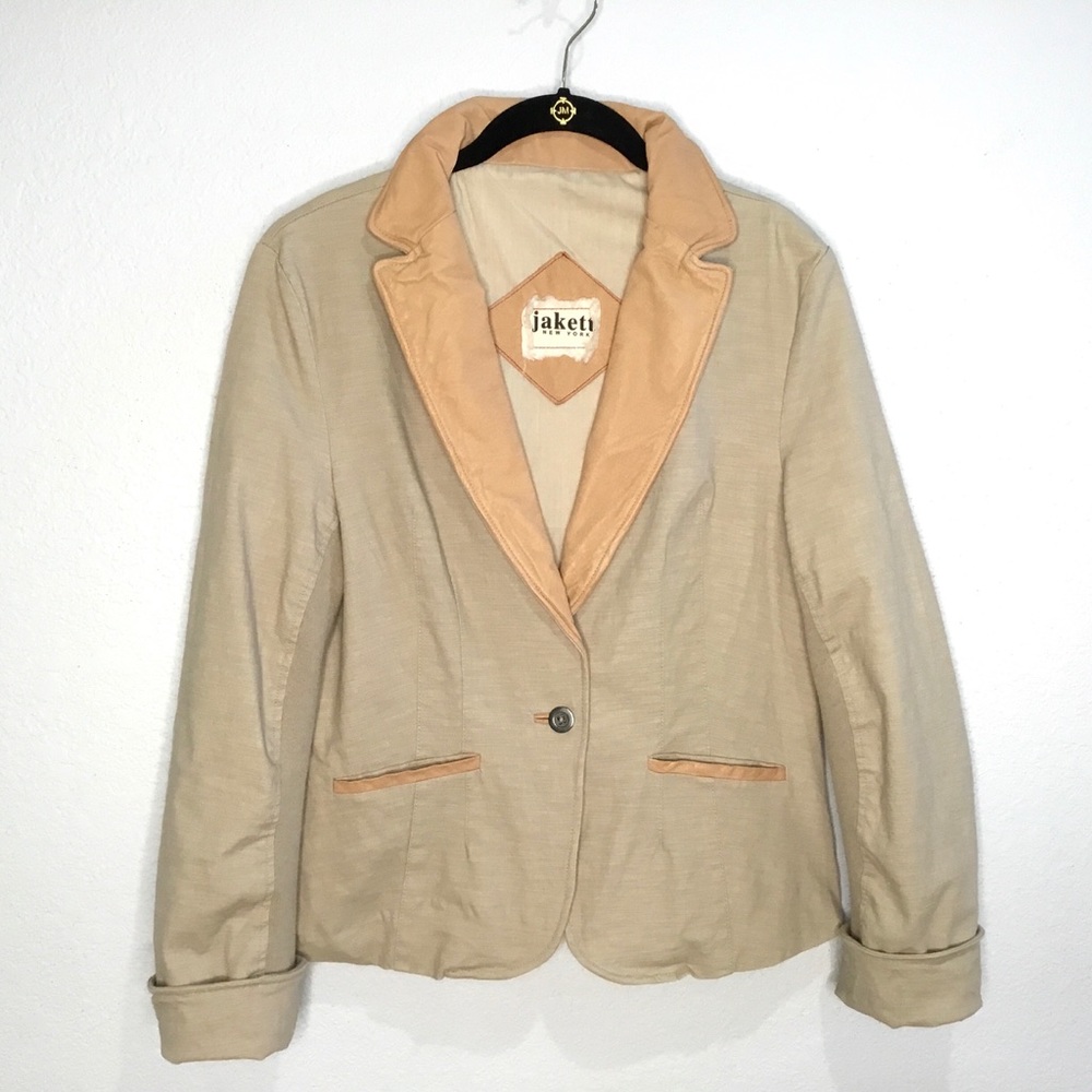 Jackettny tan blazer with leather detailing